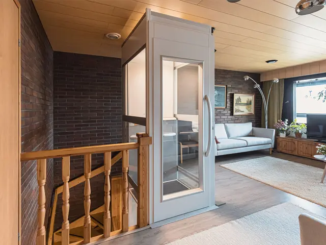 compact hom lift
